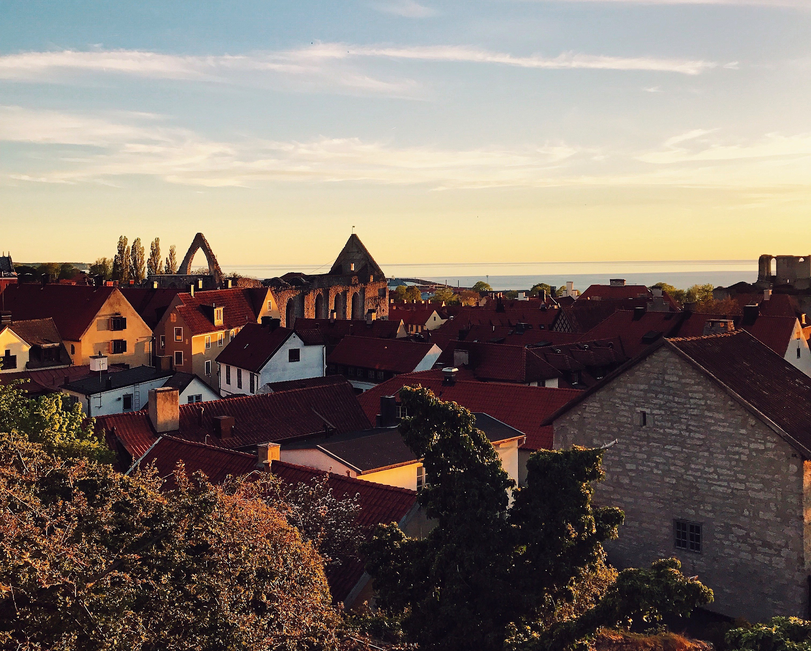 Visby i kvällsljus